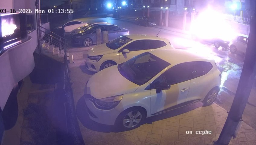 Alevlere teslim olan otomobil dakikalarca böyle yandı
