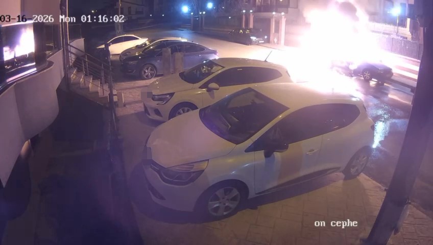 Alevlere teslim olan otomobil dakikalarca böyle yandı
