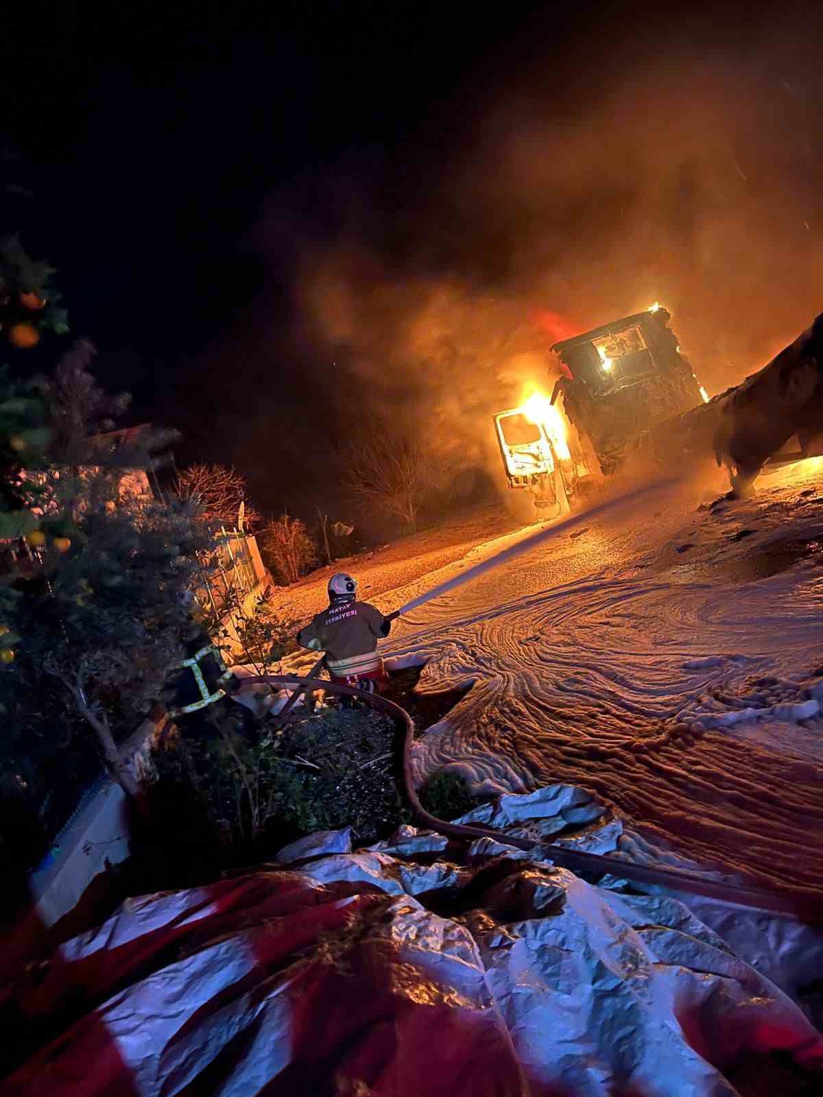 Alevlere teslim olan tır yanarak kullanılamaz hale geldi
