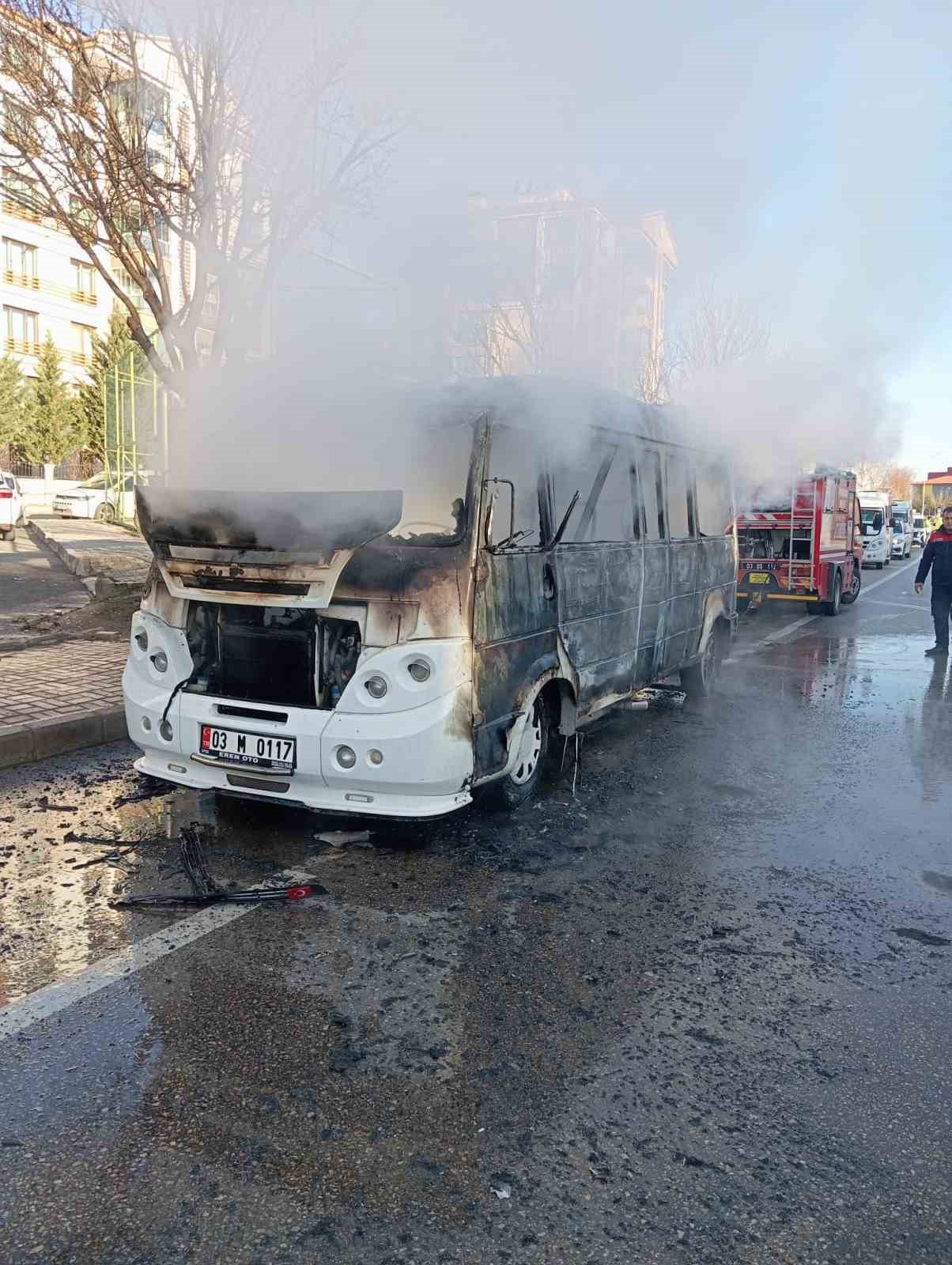 Alevlerin bir anda sardığı minibüsteki yangın paniğe neden oldu
