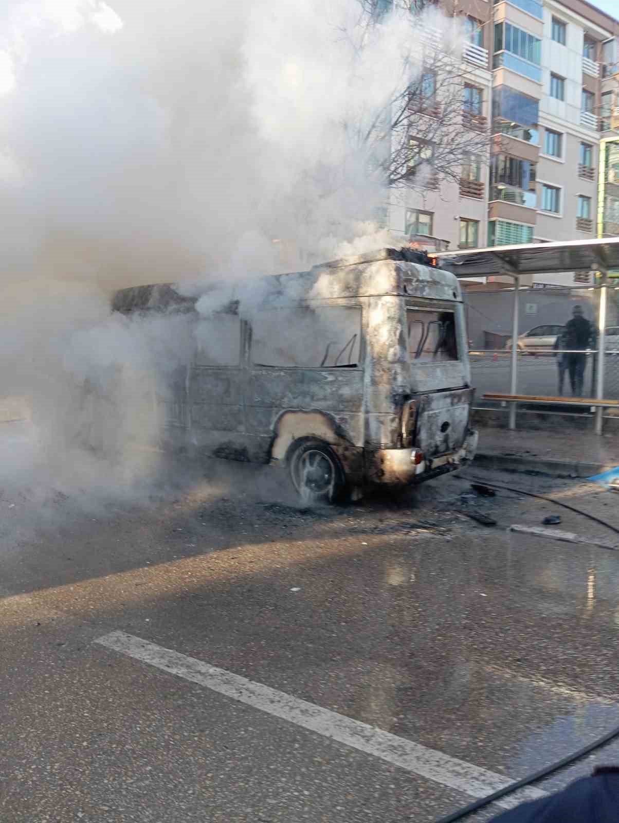 Alevlerin bir anda sardığı minibüsteki yangın paniğe neden oldu

