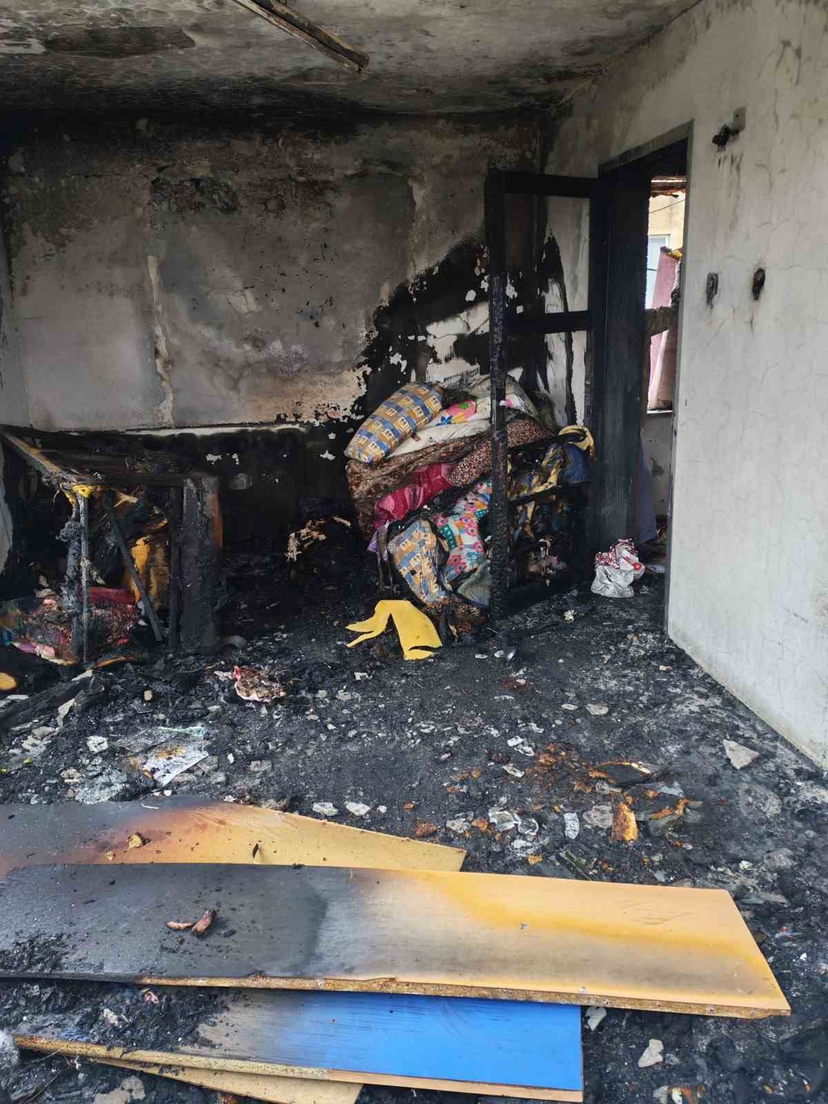 Alevlerin küle çevirdiği evde Kur’an-ı Kerim zarar görmedi
