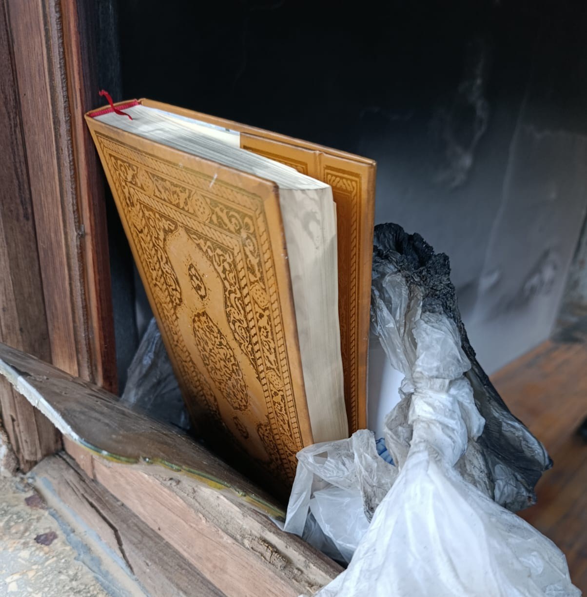 Alevlerin küle çevirdiği evde Kur’an-ı Kerim zarar görmedi
