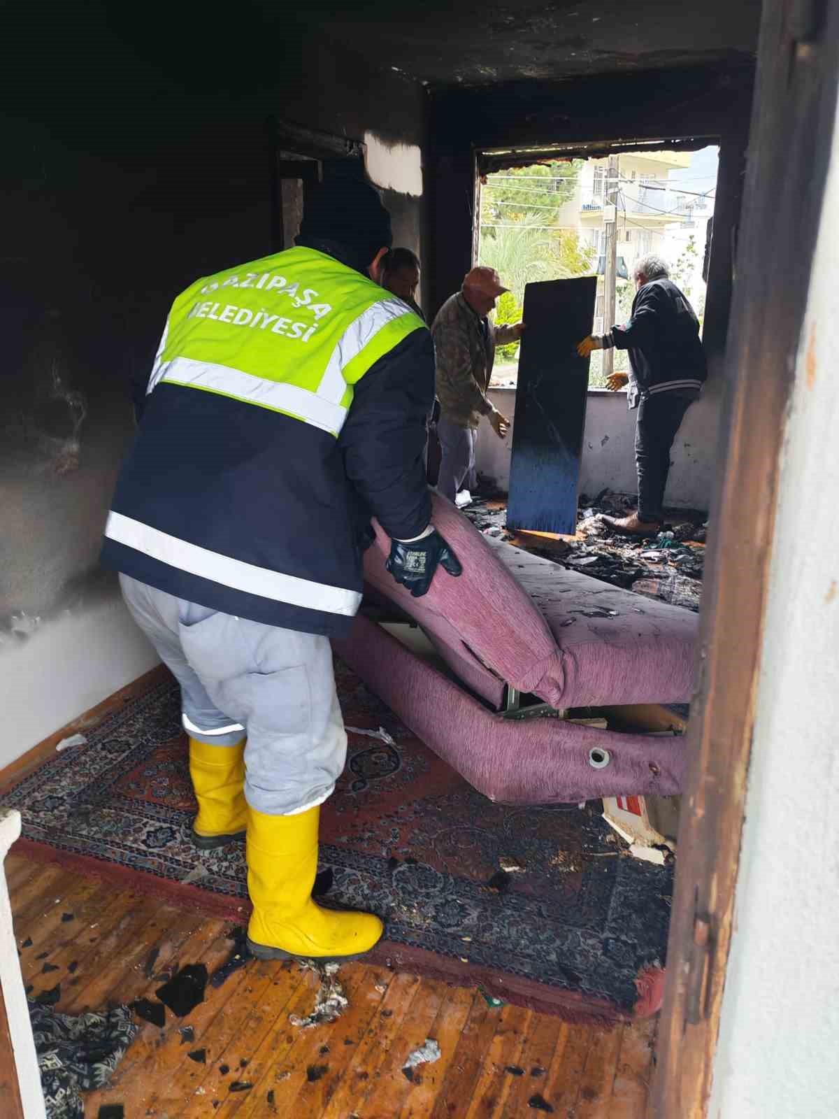 Alevlerin küle çevirdiği evde Kur’an-ı Kerim zarar görmedi
