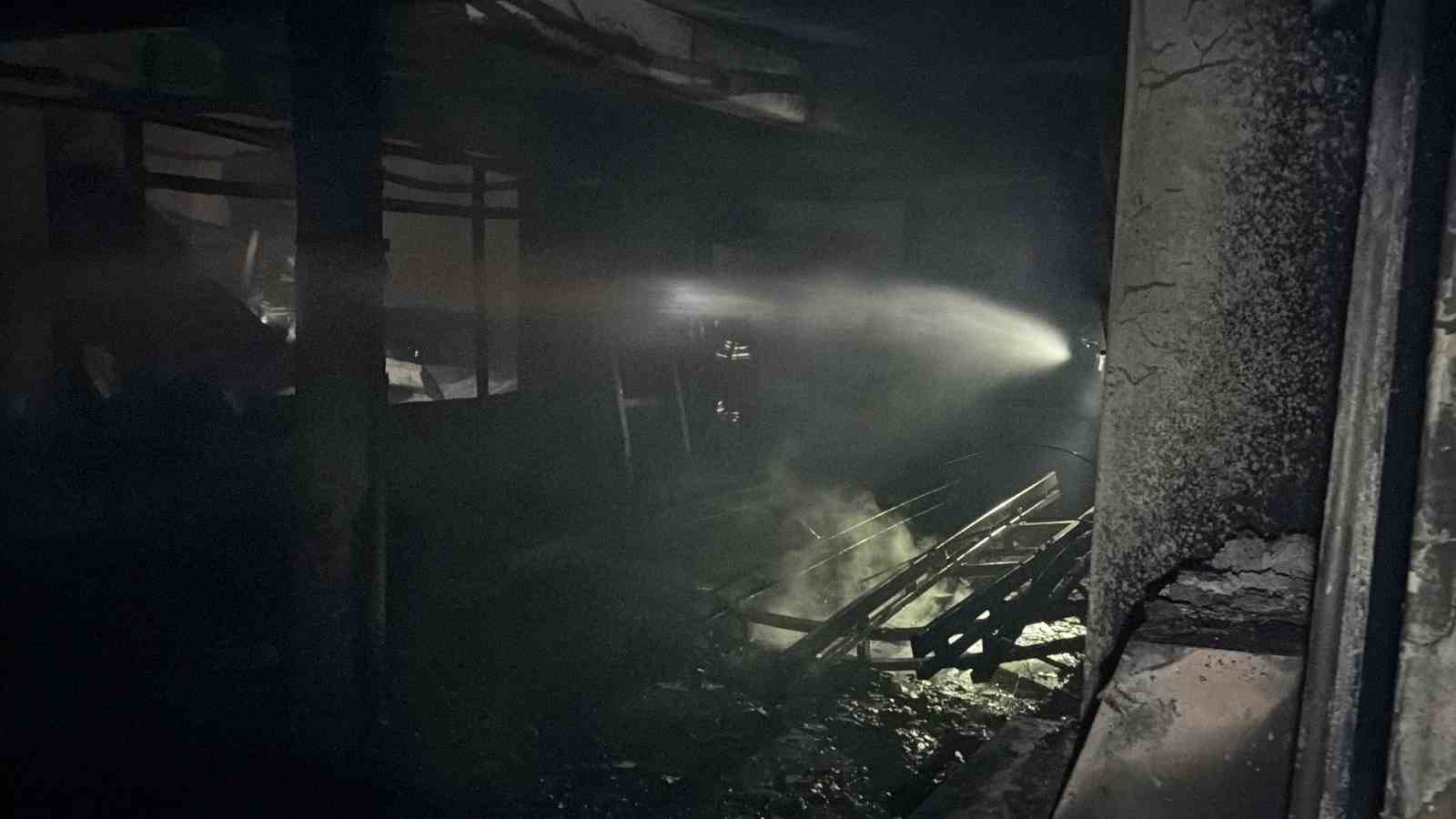 Alevlerin küle çevirdiği fabrika içerden görüntülendi
