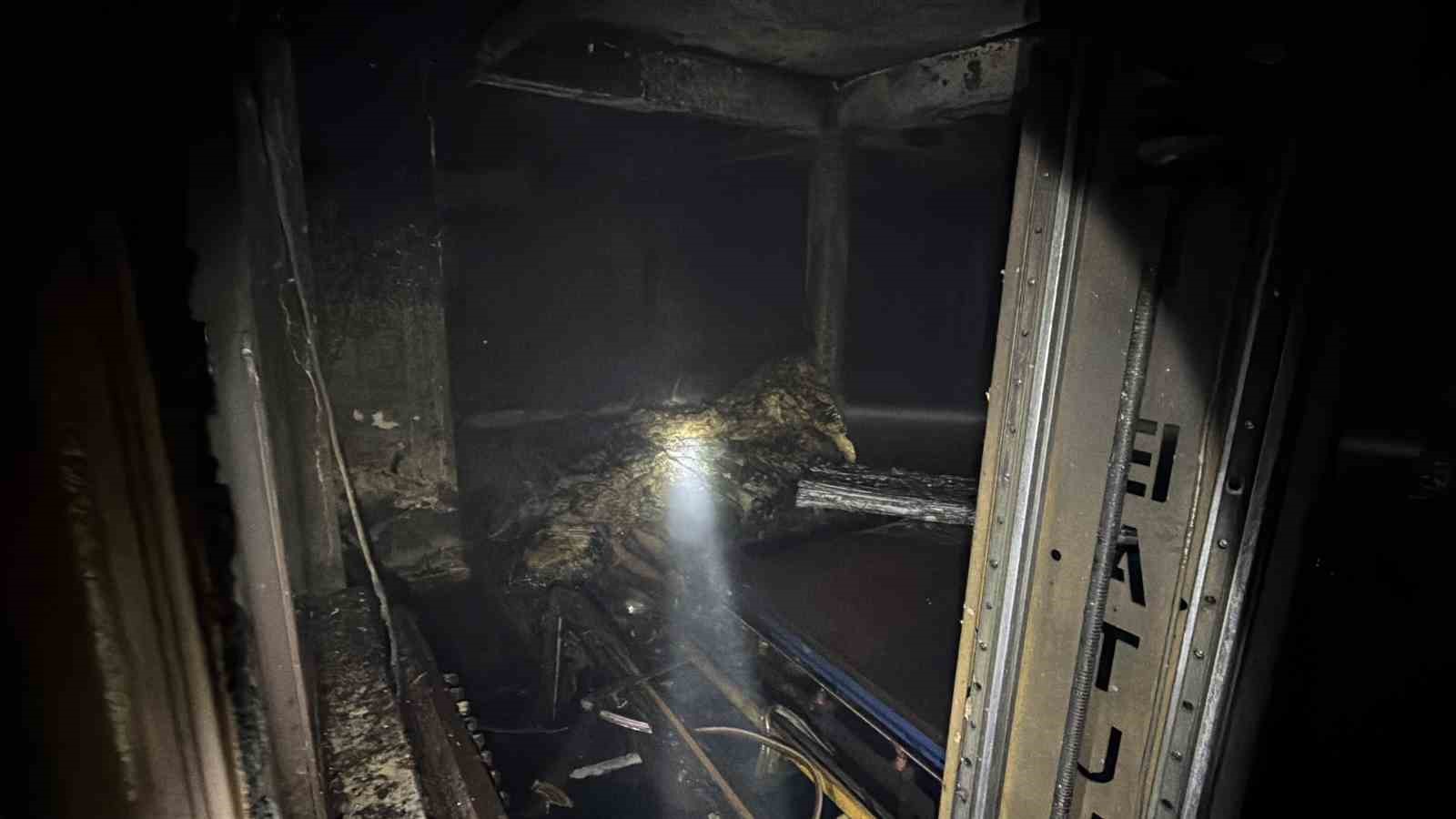 Alevlerin küle çevirdiği fabrika içerden görüntülendi
