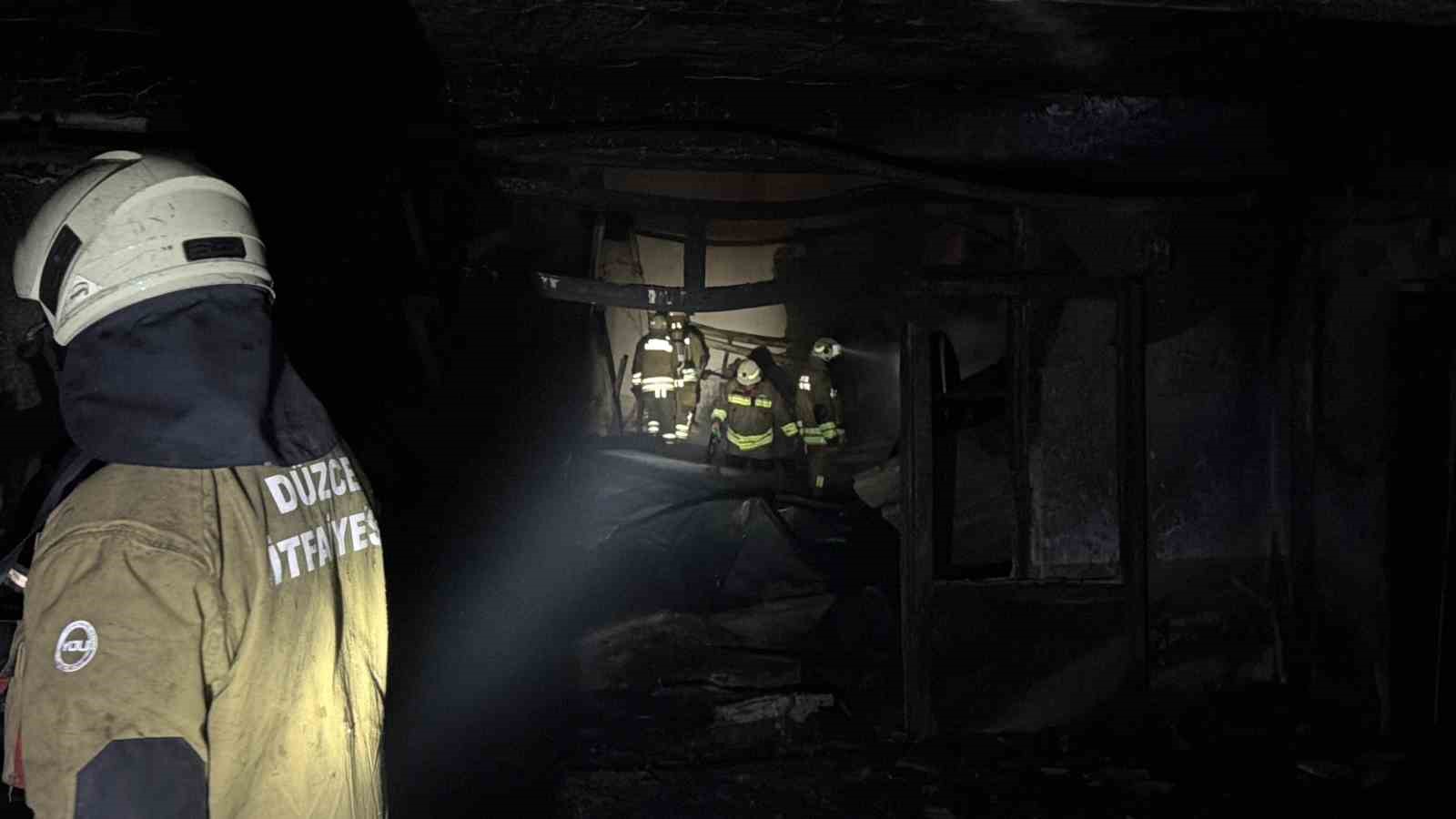 Alevlerin küle çevirdiği fabrika içerden görüntülendi
