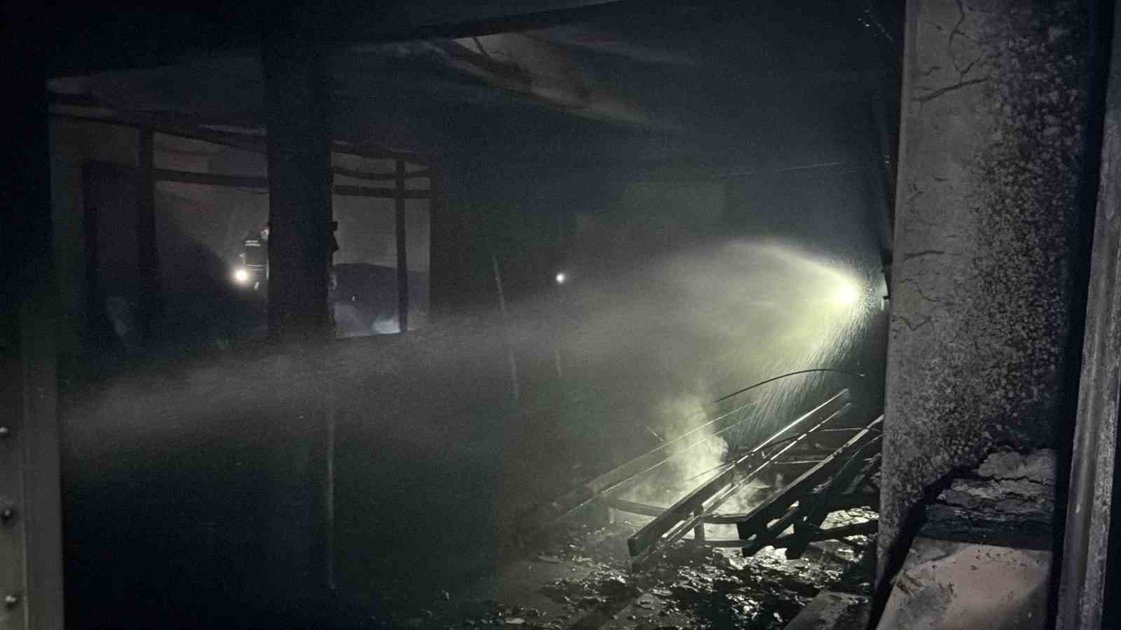 Alevlerin küle çevirdiği fabrika içerden görüntülendi
