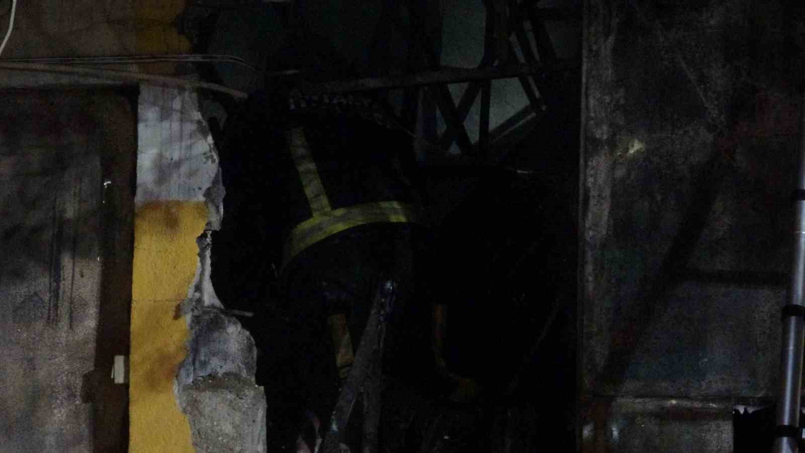 Alevlerin sardığı işyerindeki araçları kurtarmak için seferber oldular
