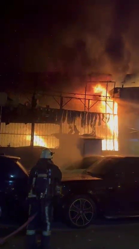 Alevlerin sardığı işyerindeki araçları kurtarmak için seferber oldular
