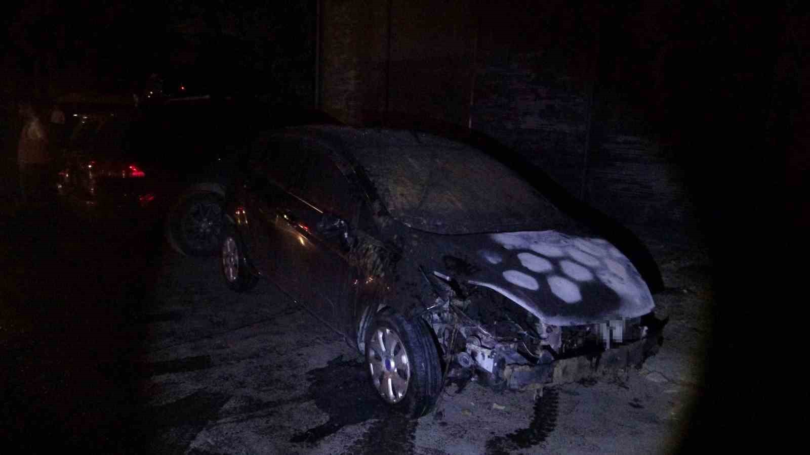 Alevlerin sardığı işyerindeki araçları kurtarmak için seferber oldular
