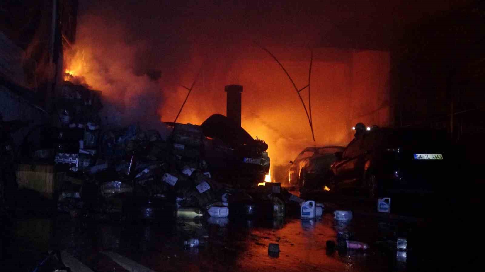 Alevlerin sardığı işyerindeki araçları kurtarmak için seferber oldular
