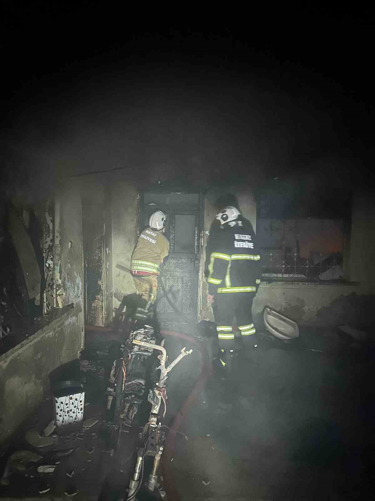 Alevlerin yükseldiği evde mahsur kalan kediyi itfaiye kurtardı
