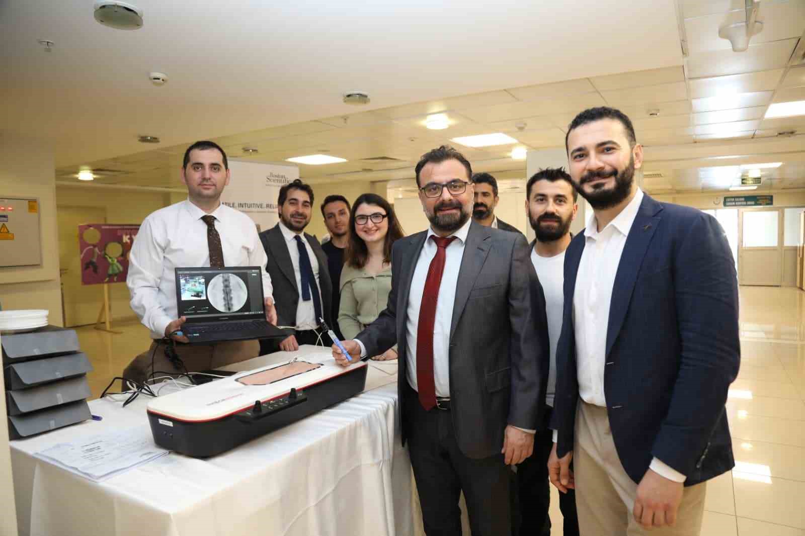 Algoloji uzmanları İzmir’de buluştu; ağrı pili uygulamasını akıllı gözlükle anlık olarak izledi
Algoloji uzmanları İzmir’de buluştu; ağrı pili uygulamasını akıllı gözlükle anlık olarak izledi