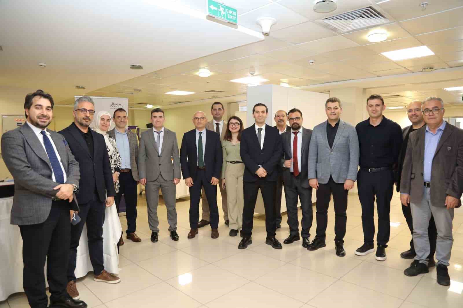 Algoloji uzmanları İzmir’de buluştu; ağrı pili uygulamasını akıllı gözlükle anlık olarak izledi
Algoloji uzmanları İzmir’de buluştu; ağrı pili uygulamasını akıllı gözlükle anlık olarak izledi