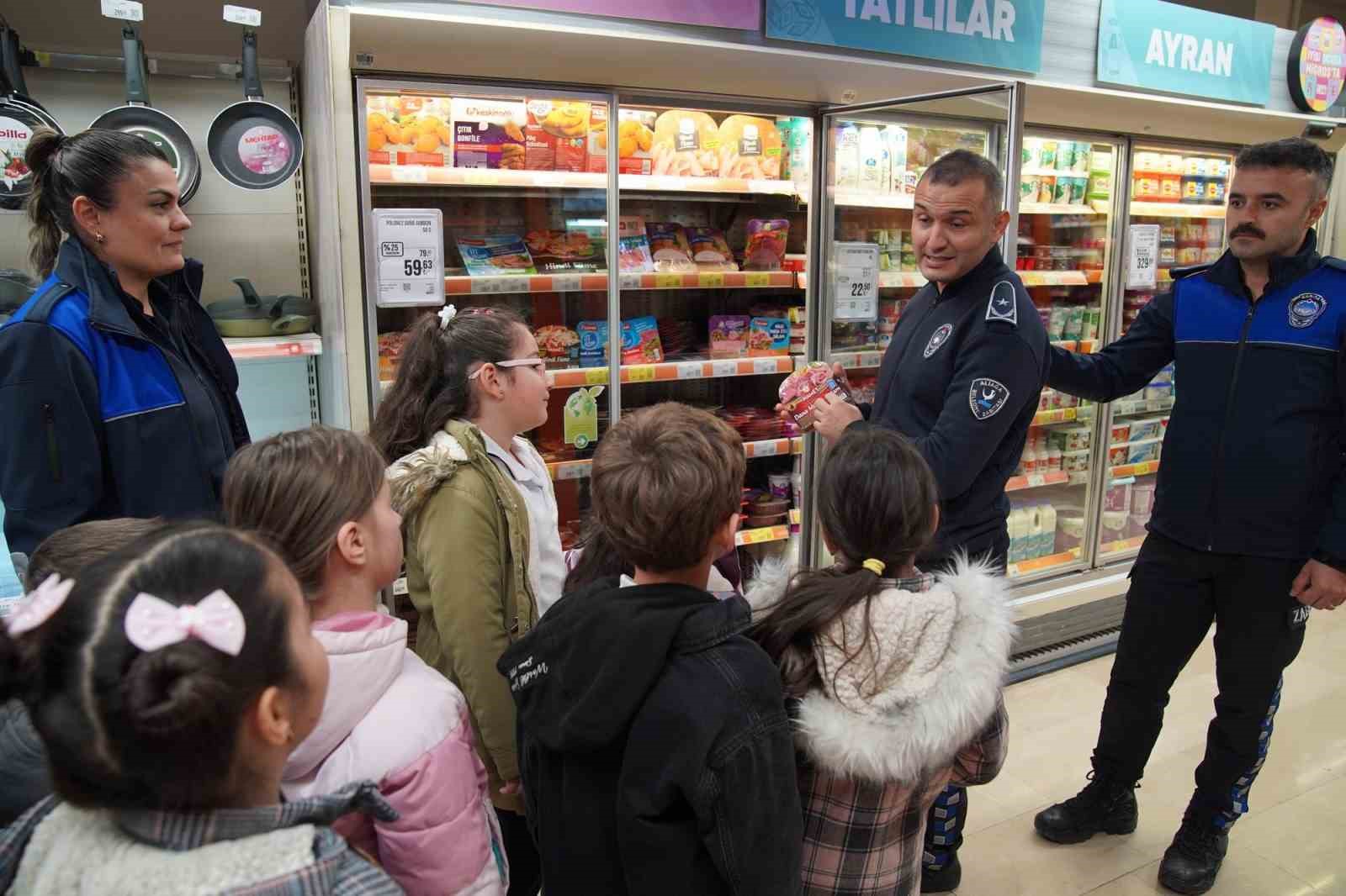 Aliağa Belediyesi Zabıta Müdürlüğü minik misafirlerini ağırladı
