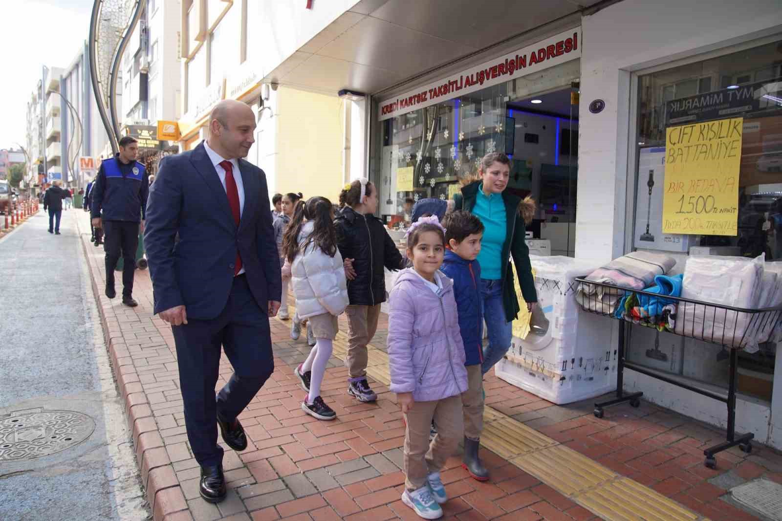 Aliağa Belediyesi Zabıta Müdürlüğü minik misafirlerini ağırladı
