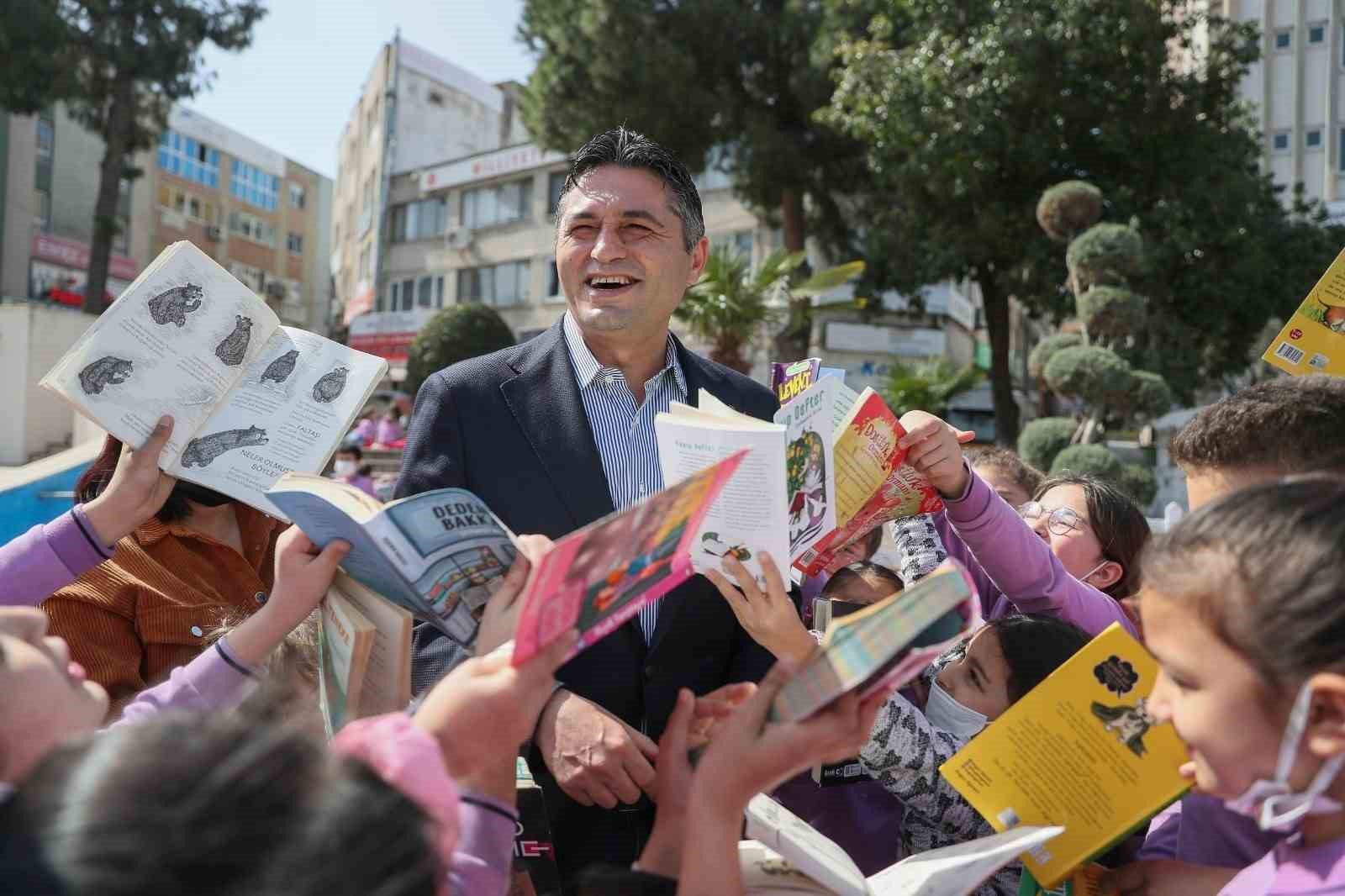 Aliağa Belediyesinden çocuklara 23 Nisan armağanı
