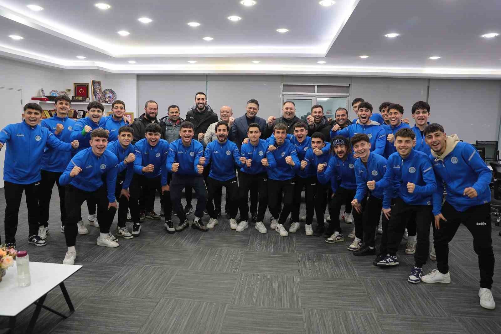 Aliağa Helvacı Spor U-18 Takımı, İzmir şampiyonu oldu
