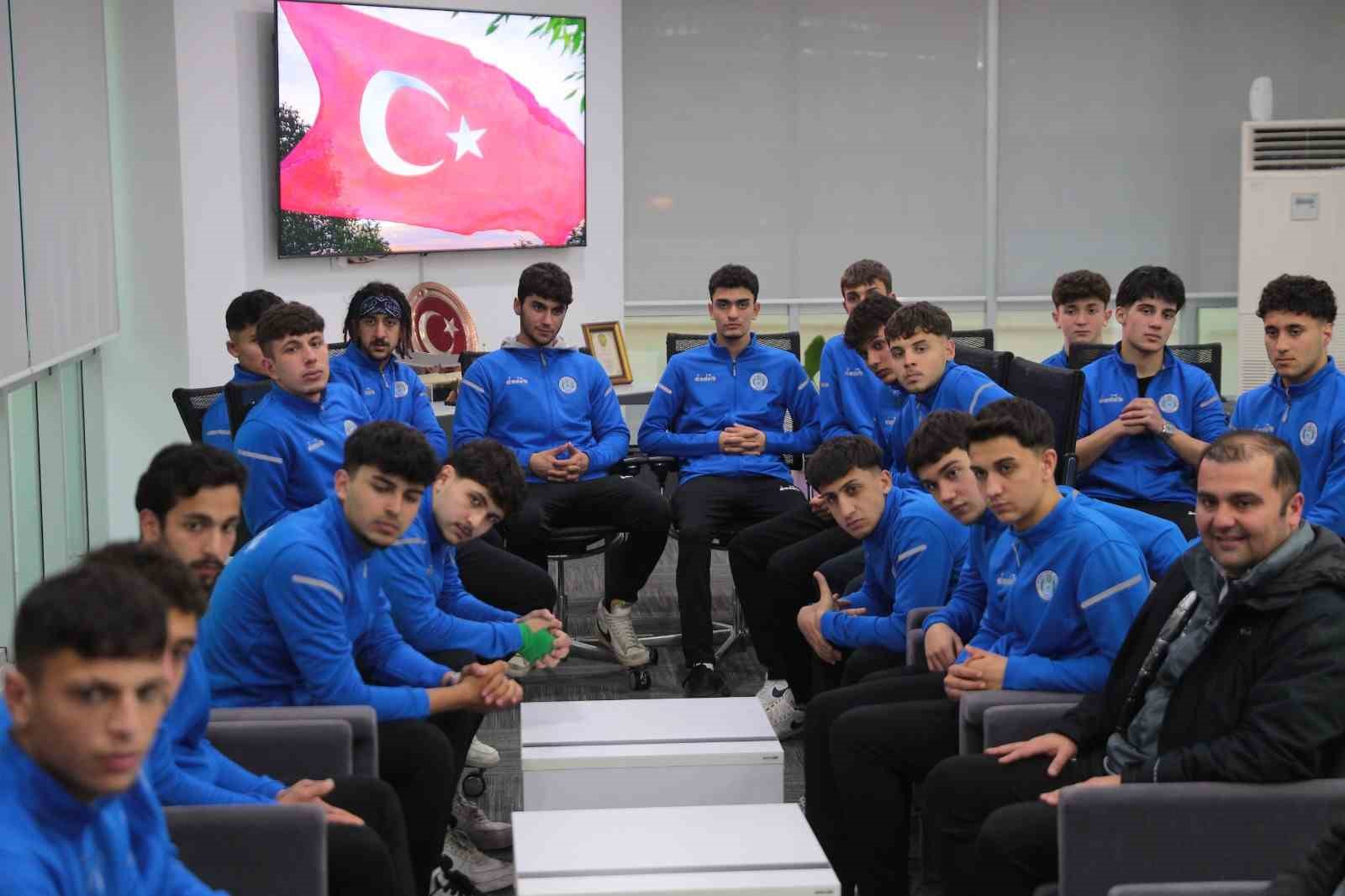 Aliağa Helvacı Spor U-18 Takımı, İzmir şampiyonu oldu
