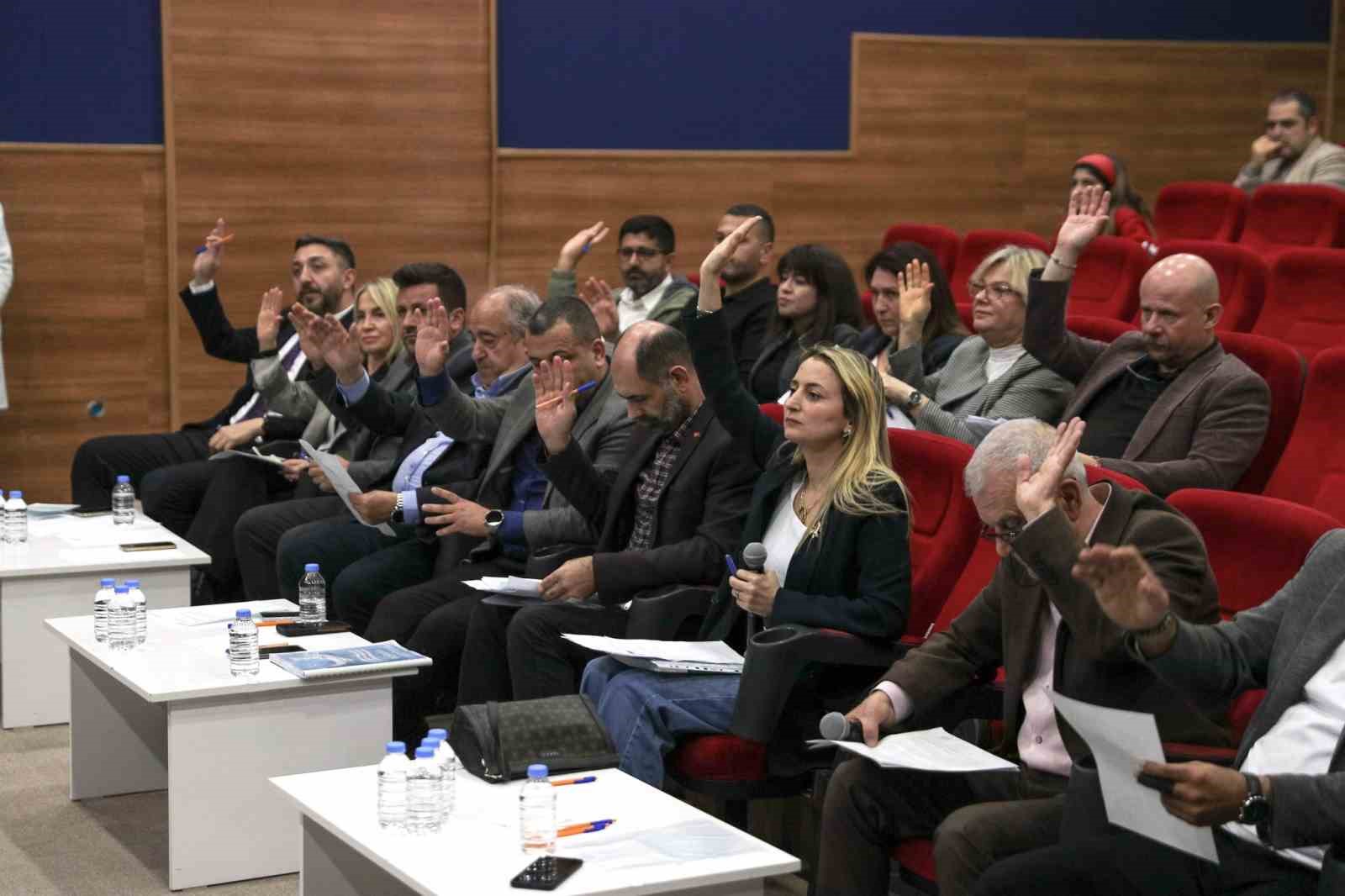 Aliağa meclisinde encümen ve komisyon üyeleri belirlendi
Aliağa meclisinde encümen ve komisyon üyeleri belirlendi