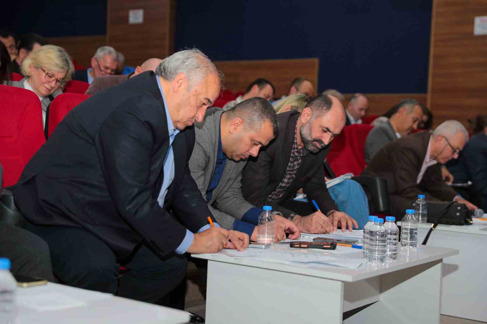 Aliağa meclisinde encümen ve komisyon üyeleri belirlendi
Aliağa meclisinde encümen ve komisyon üyeleri belirlendi