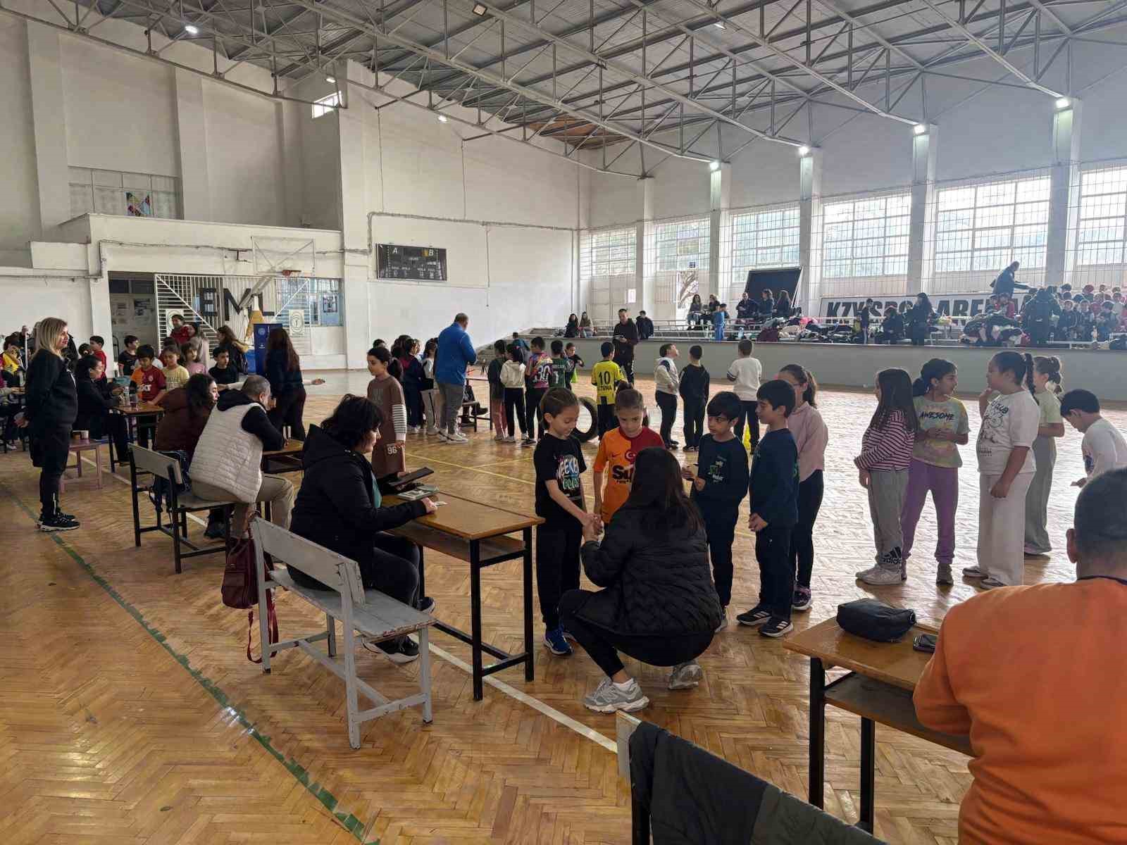 Aliağa’da bin 120 öğrenci sportif yetenek yaramasından geçti
