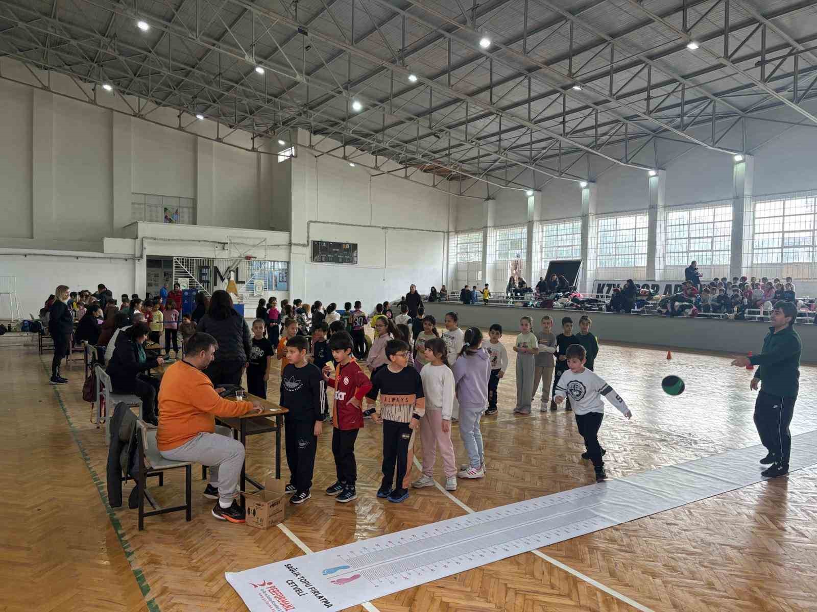 Aliağa’da bin 120 öğrenci sportif yetenek yaramasından geçti
