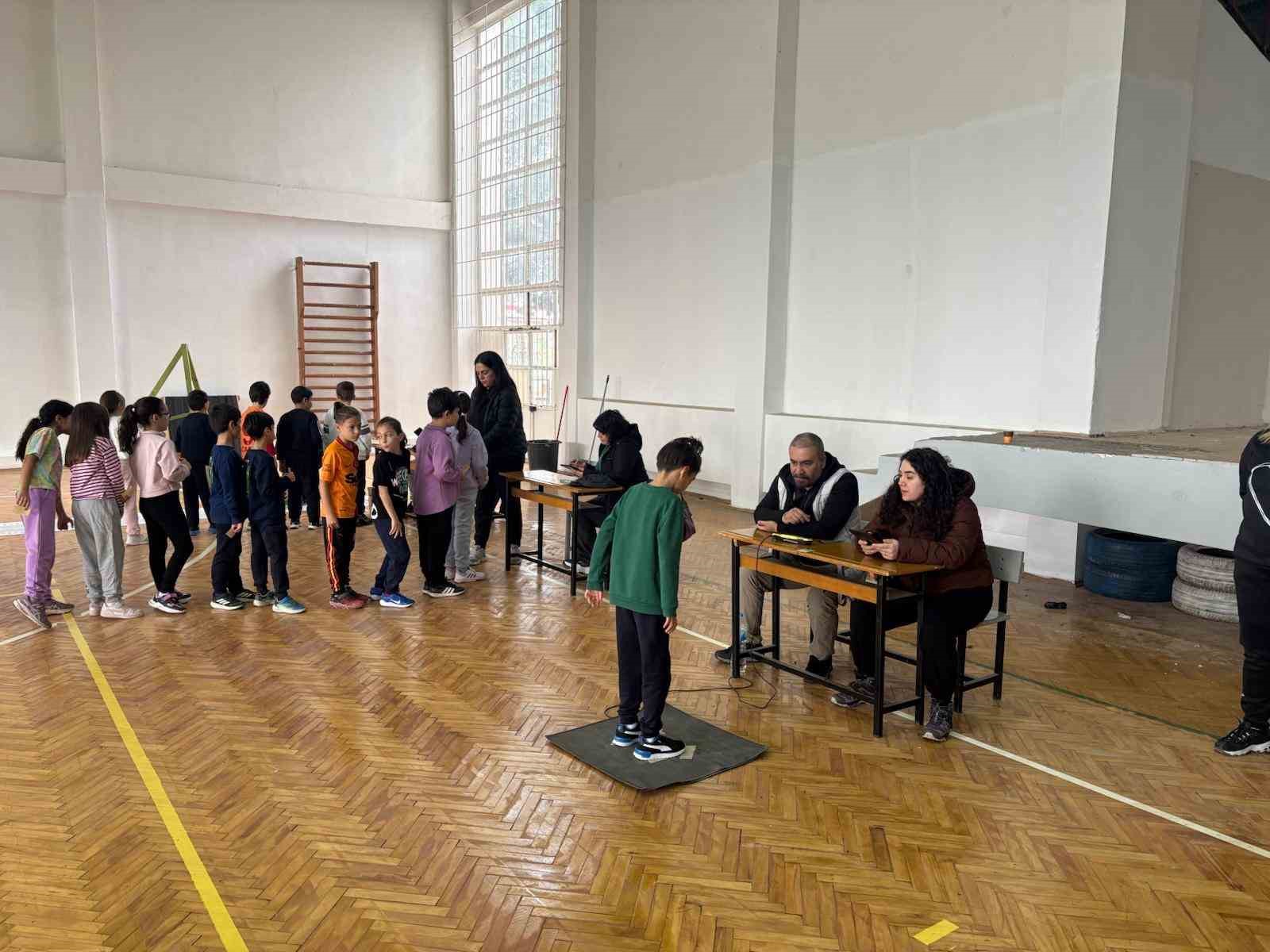 Aliağa’da bin 120 öğrenci sportif yetenek yaramasından geçti
