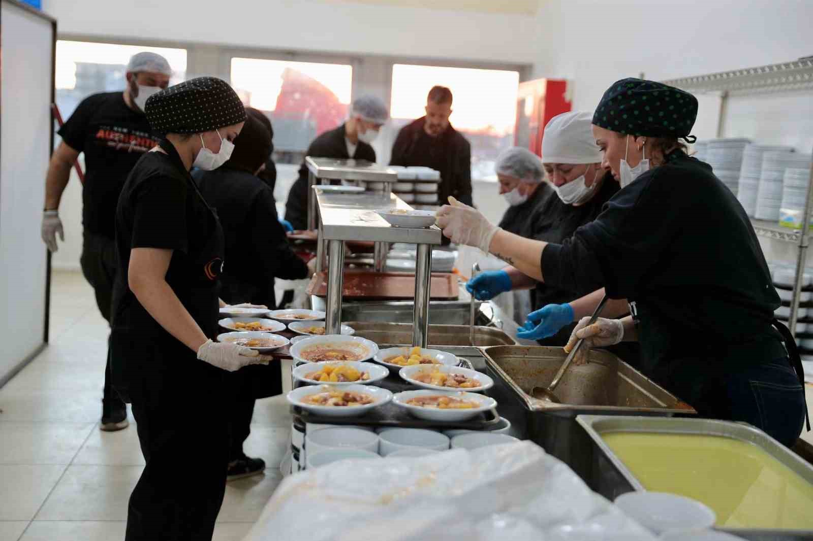 Aliağa’da ilk toplu iftar coşkusu
