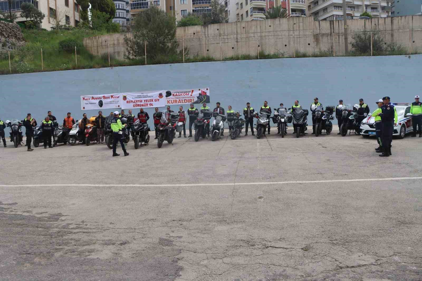 Aliağa’da motosiklet sürücülerine jandarmadan ‘Güvenli Sürüş’ eğitimi
Aliağa’da motosiklet sürücülerine jandarmadan ‘Güvenli Sürüş’ eğitimi