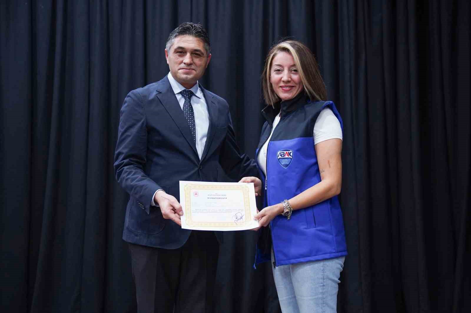 Aliağa’da orman yangınlarıyla mücadele eden personele teşekkür belgesi
