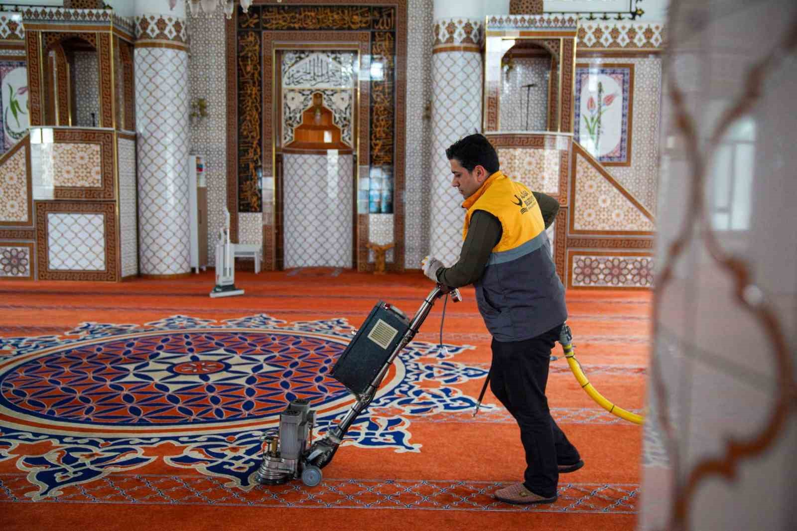 Aliağa’da Ramazan öncesi ibadethane temizliği
