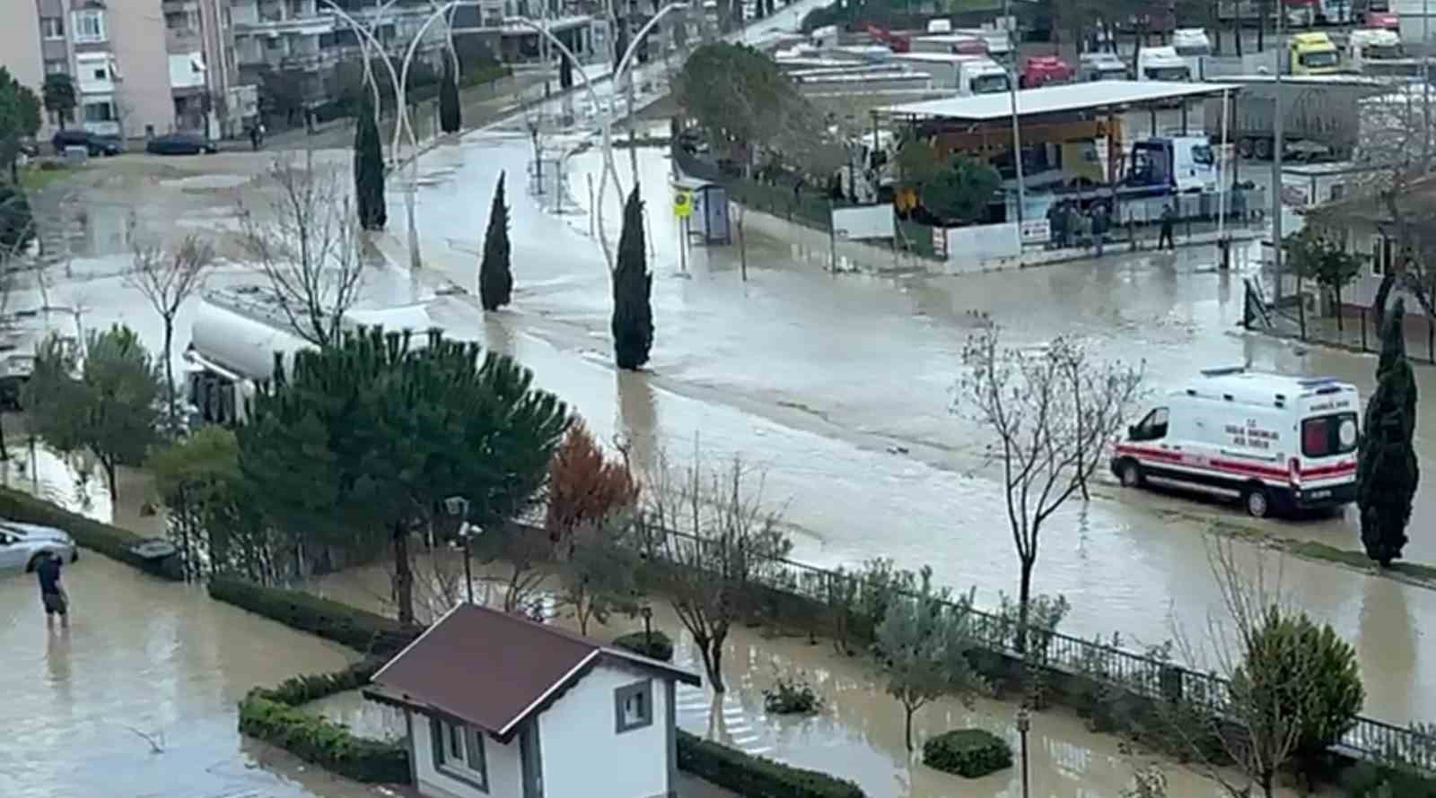 Aliağa’da sağanakla birlikte dere taştı, bir mahalle sular altında kaldı
