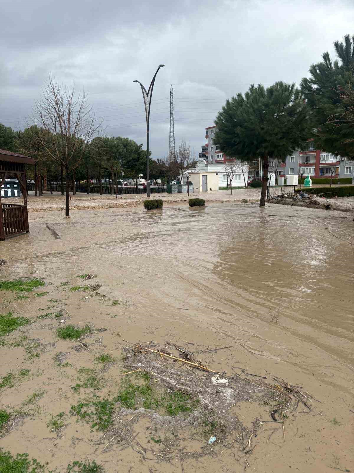 Aliağa’da sağanakla birlikte dere taştı, bir mahalle sular altında kaldı
