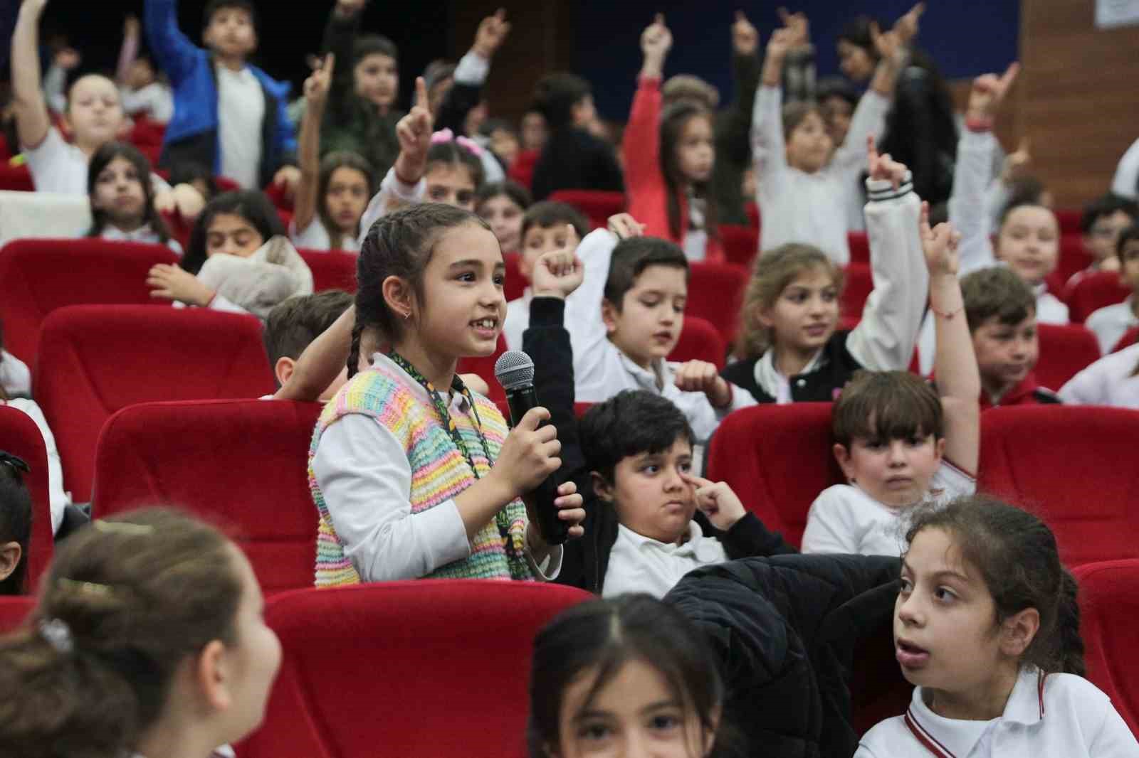 Aliağalı minikler belediye yönetimini yerinde öğrendi
