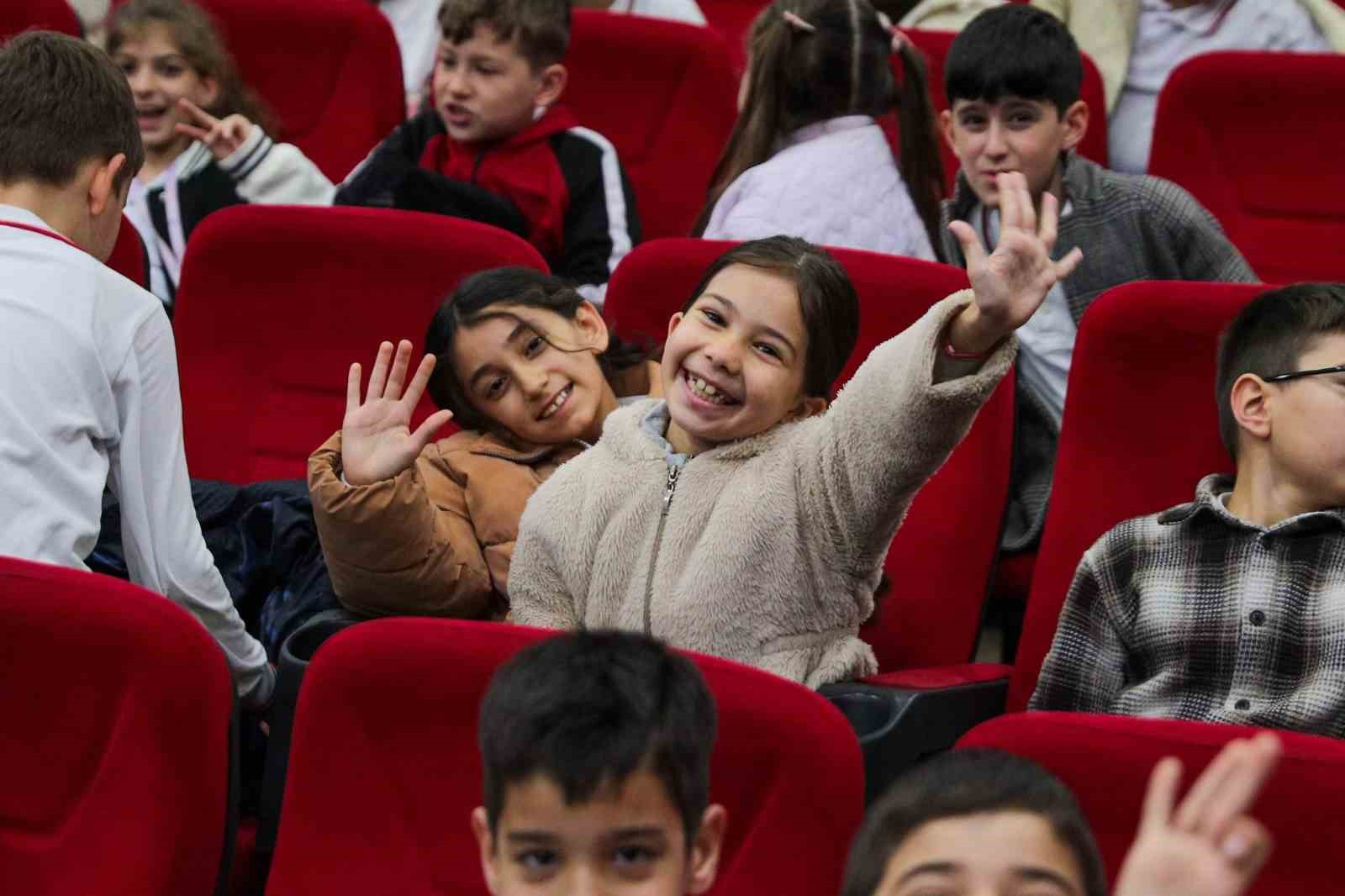 Aliağalı minikler belediye yönetimini yerinde öğrendi
