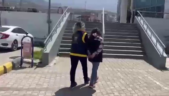 Alışveriş merkezinde çocuğunun yanında hırsızlık yapan kadın kamerada
