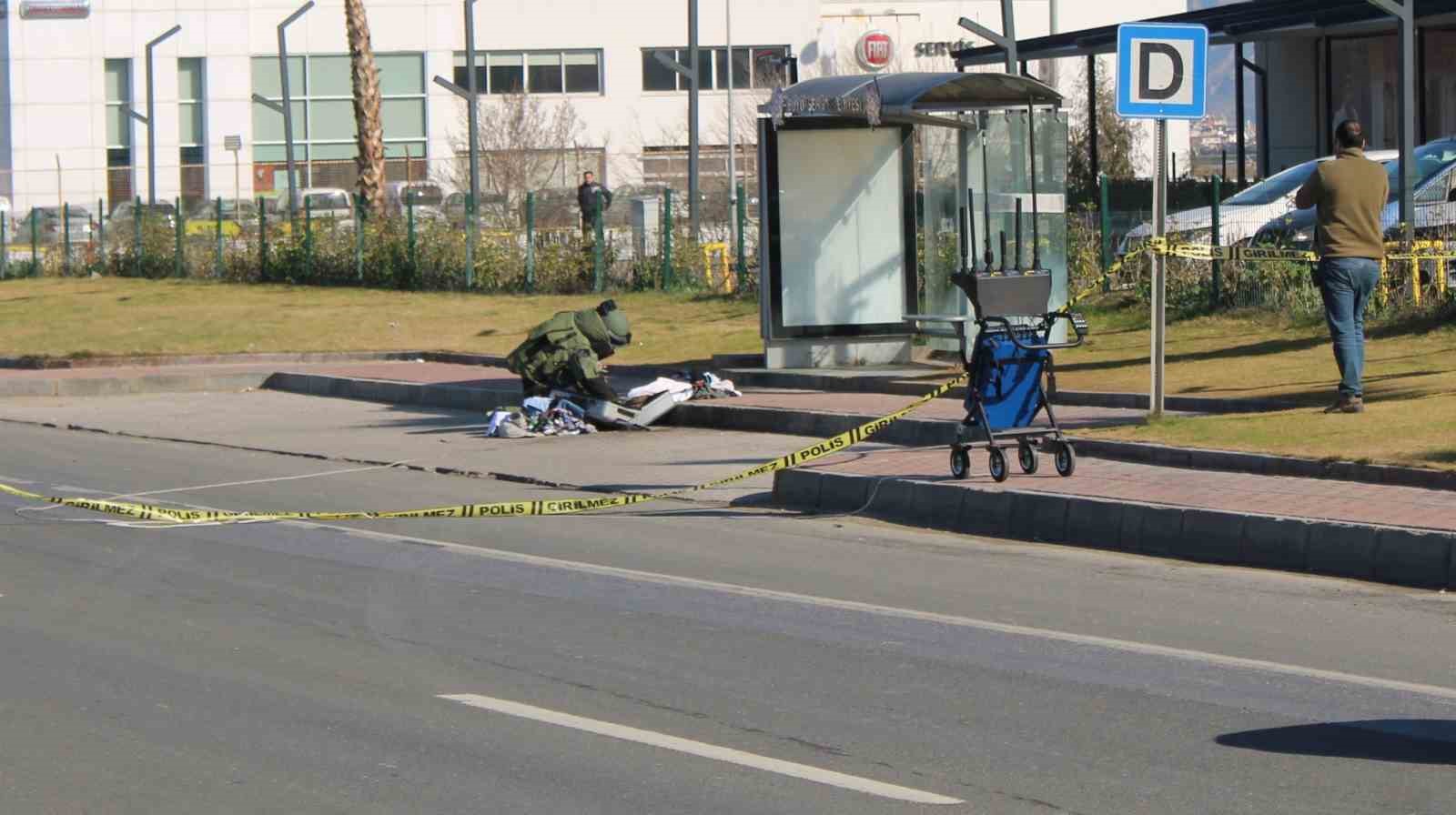 Alışveriş merkezindeki durakta şüpheli valiz paniği
