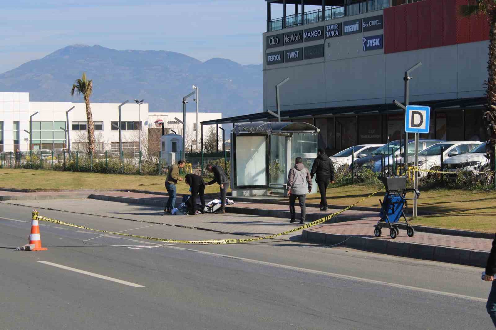 Alışveriş merkezindeki durakta şüpheli valiz paniği
