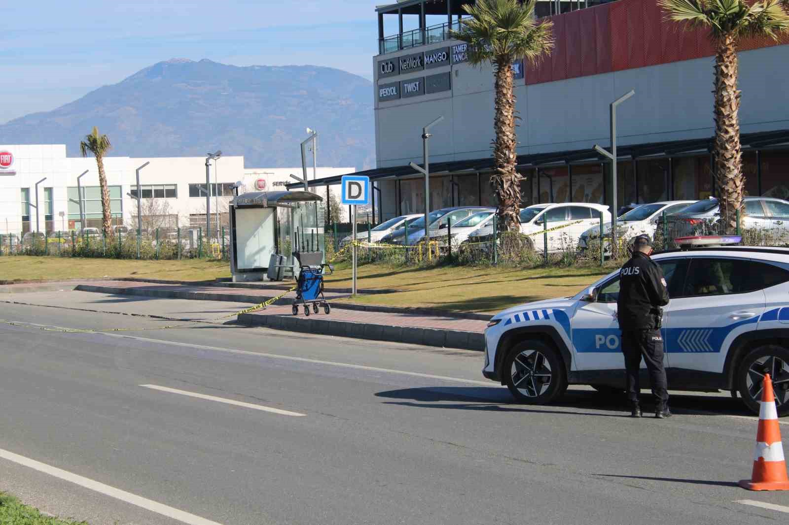 Alışveriş merkezindeki durakta şüpheli valiz paniği
