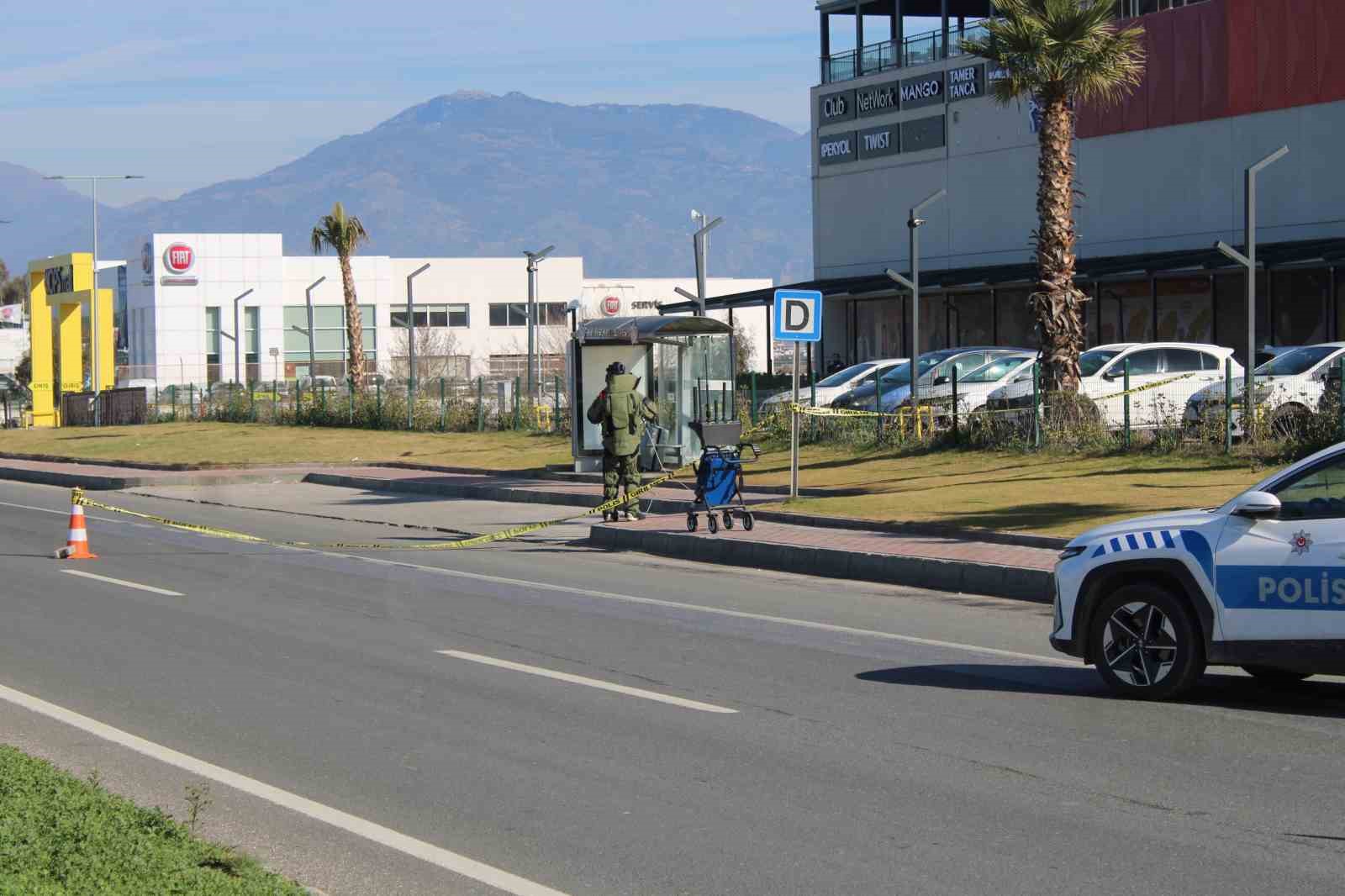 Alışveriş merkezindeki durakta şüpheli valiz paniği
