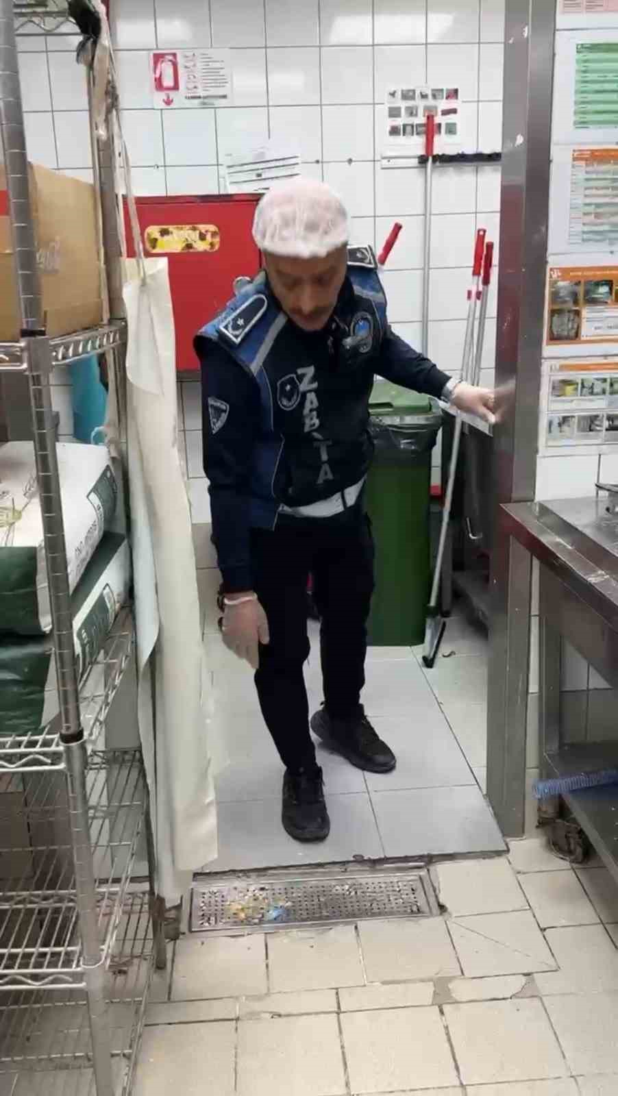 Alışveriş merkezindeki restoranlarda mide bulandıran görüntüler
