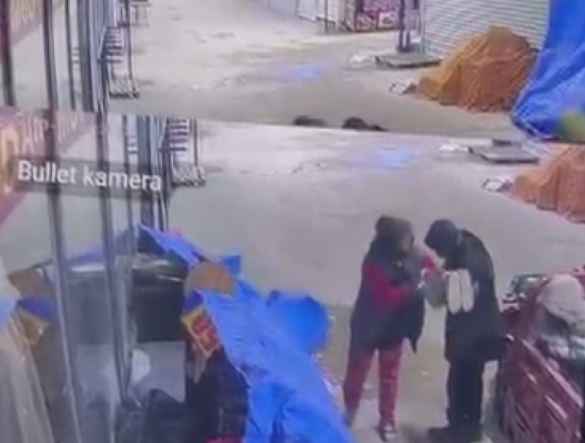 Alışveriş yaparcasına numaralarına bakarak 50 bin TL’lik ayakkabıları çaldılar
