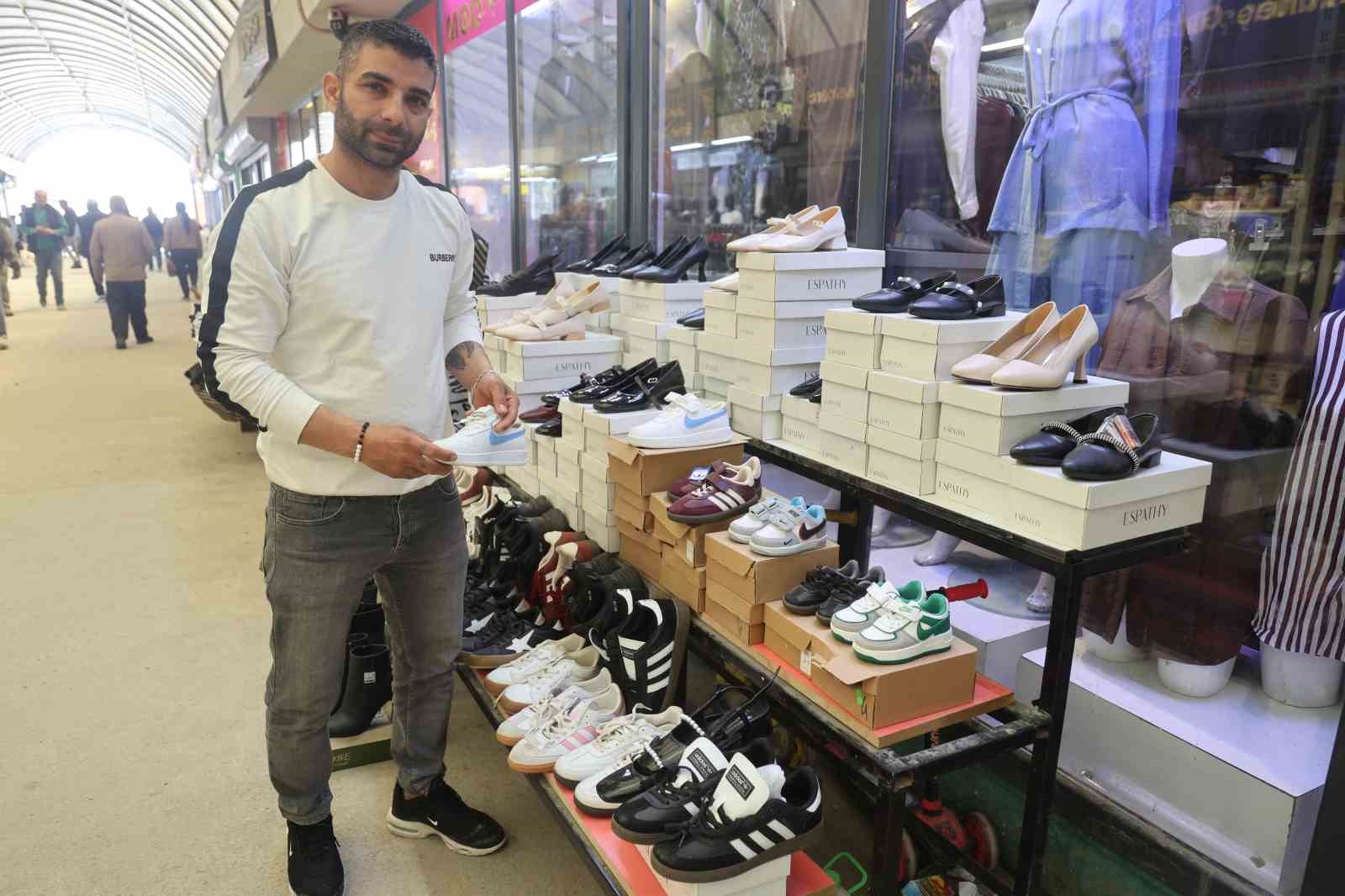 Alışveriş yaparcasına numaralarına bakarak 50 bin TL’lik ayakkabıları çaldılar
