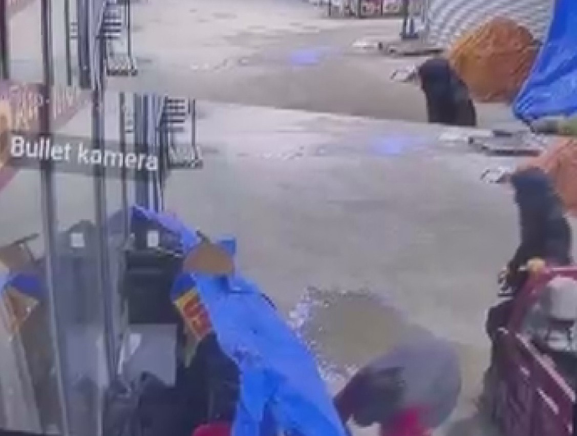 Alışveriş yaparcasına numaralarına bakarak 50 bin TL’lik ayakkabıları çaldılar
