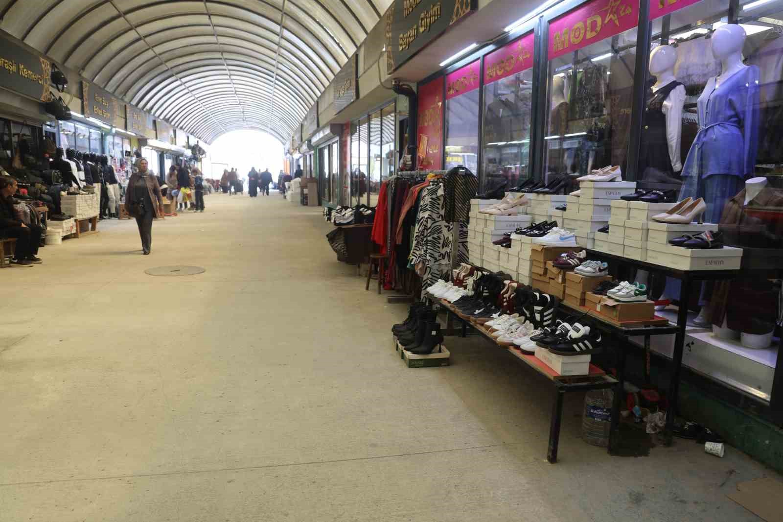 Alışveriş yaparcasına numaralarına bakarak 50 bin TL’lik ayakkabıları çaldılar
