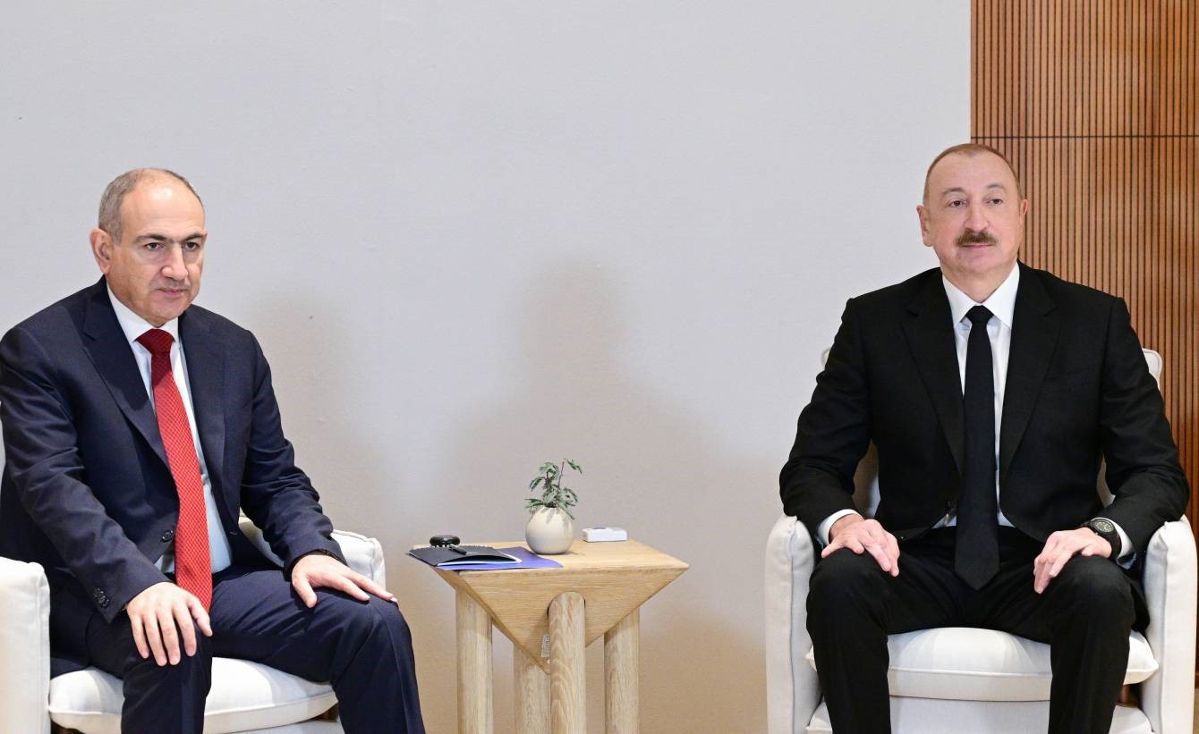 Aliyev ile Paşinyan, BAE’de ikili ilişkileri görüştü
