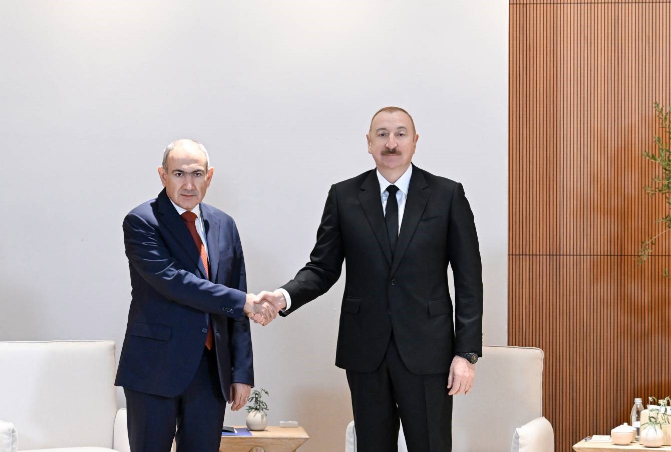 Aliyev ile Paşinyan, BAE’de ikili ilişkileri görüştü
