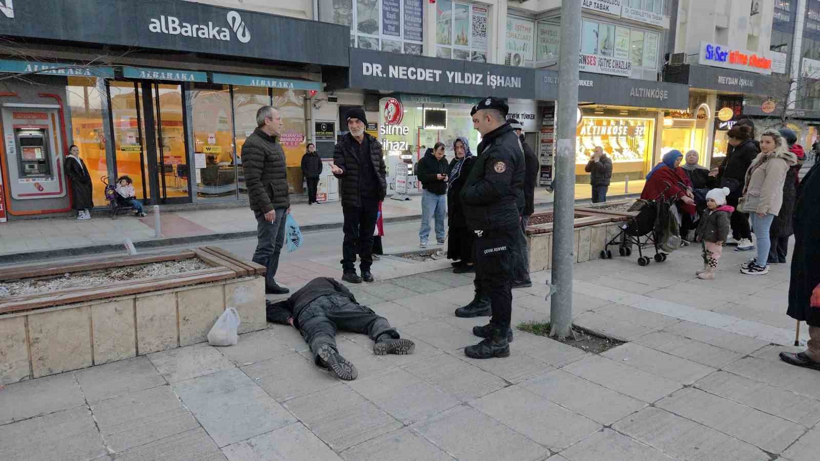 Alkol komasına giren adam banktan yere yığıldı
